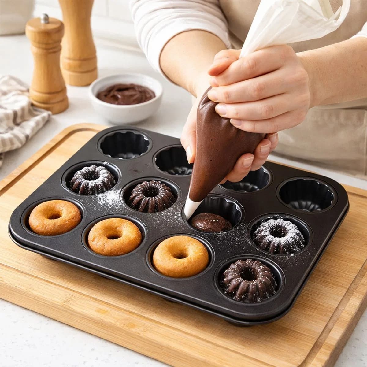 12 Gözlü Metal Muffin Kek Kalıbı - Siyah