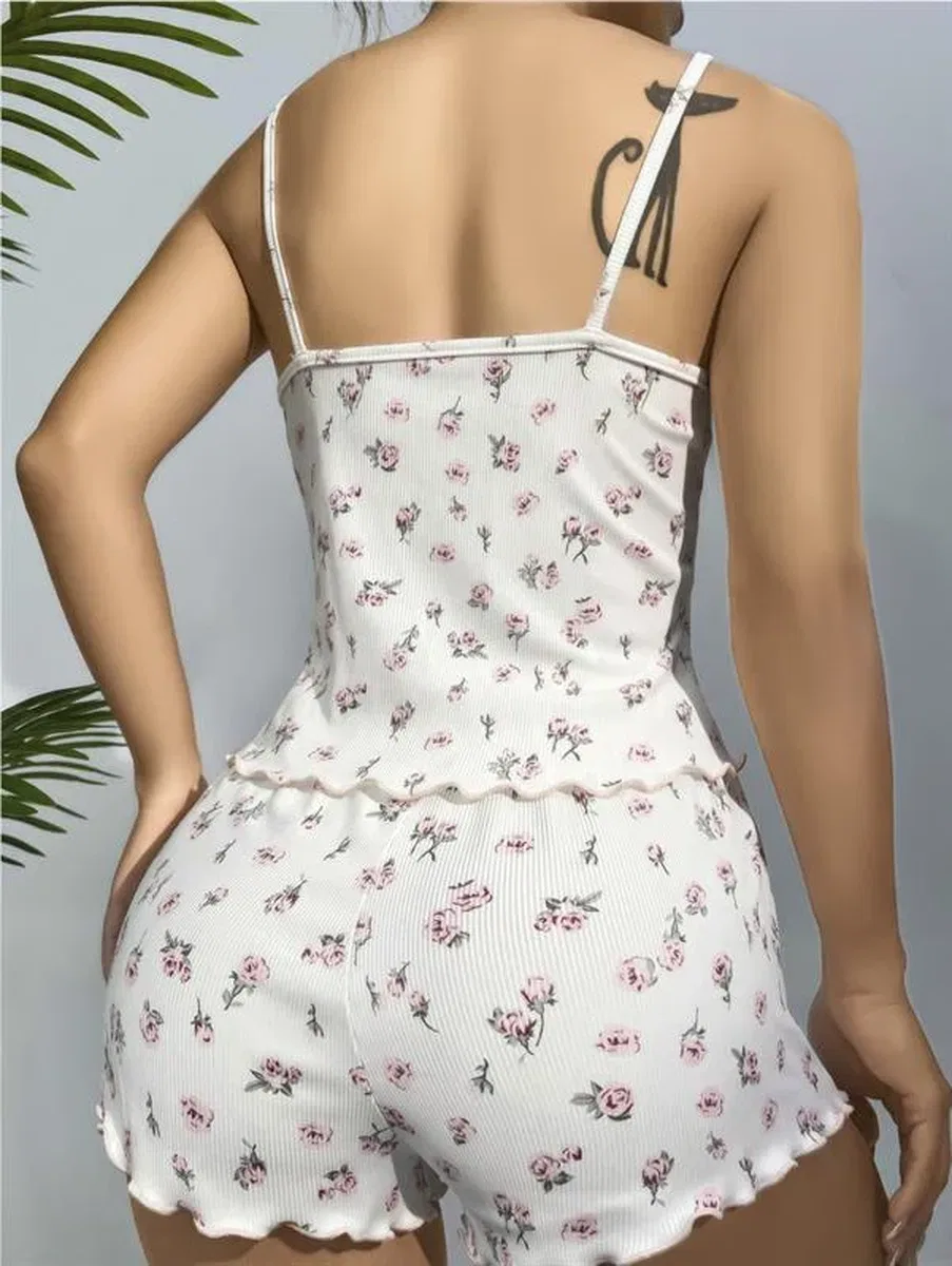 Pamuklu Beyaz Üstüne Çiçek Desen Fitilli Askılı Şortlu Pijama Takımı