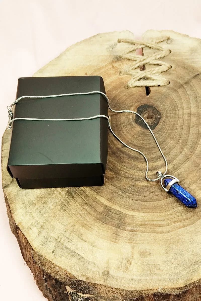 Lapis Lazuli Doğal Taşı Zincirli El Yapımı Tasarımlı Kolye Uç: 3, 5 cm Zincir: 20 cm Kutulu
