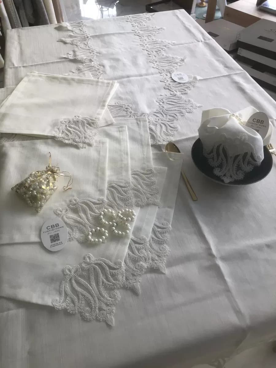 Sofra Takımı 155x220 cm Masa Seti Keten Dantelli Dekoratif Gülse Model Yemek Masası Örtüsü Krem