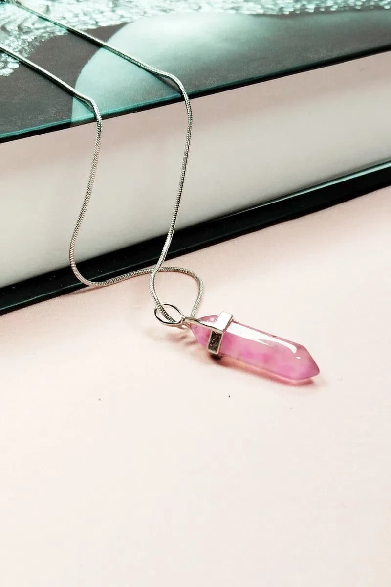 Pembe Kuvars Doğal Taşı Zincirli El Yapımı Tasarımlı Kolye Uç: 3, 5 cm Zincir: 20 cm Kutulu