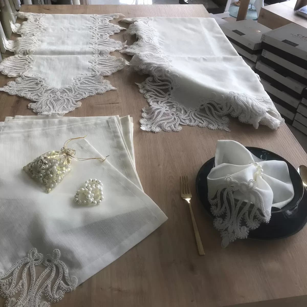 Sofra Takımı 155x220 cm Masa Seti Keten Dantelli Dekoratif Gülse Model Yemek Masası Örtüsü Krem