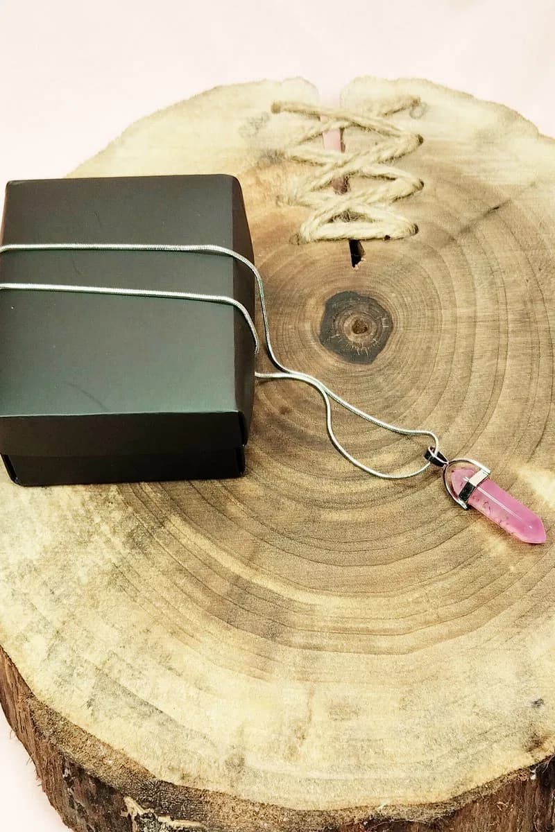 Pembe Kuvars Doğal Taşı Zincirli El Yapımı Tasarımlı Kolye Uç: 3, 5 cm Zincir: 20 cm Kutulu