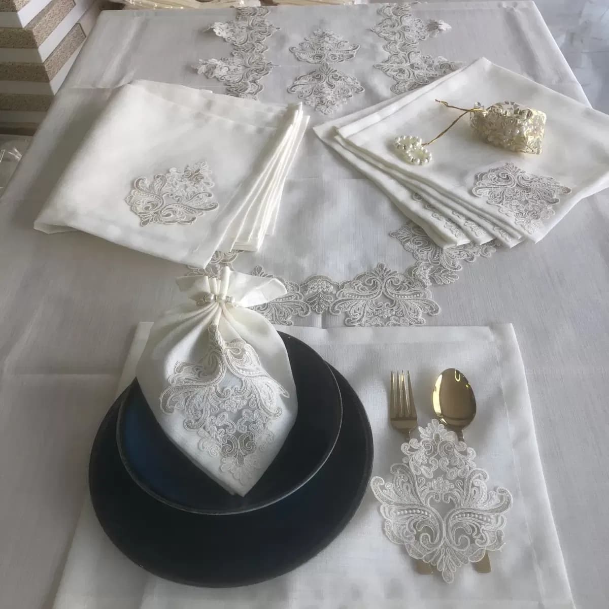 Sofra Takımı Mimoza Gardenya Keten Yemek Takımı 160x260 Masa Seti 26 Parça Runner Set Kreme Gold