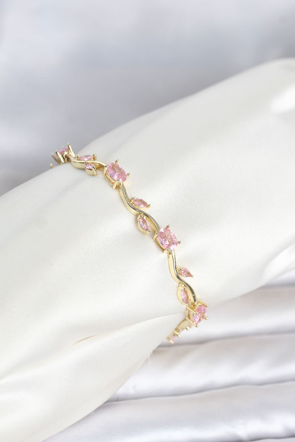 Pirinç Gold Renk Pembe Zirkon Taşlı Çiçek Model Kadın Bileklik