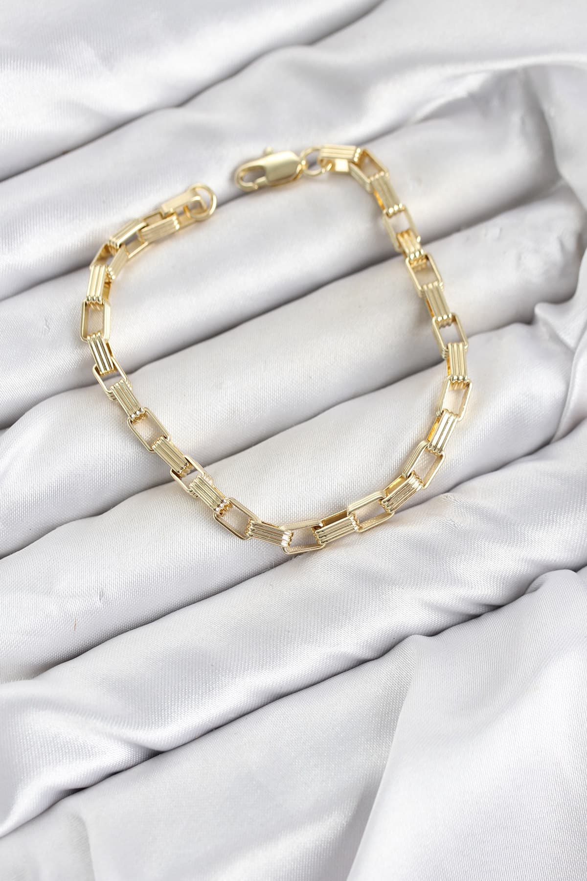 CM Kare Halka Model Gold Renk Pirinç Kadın Bileklik