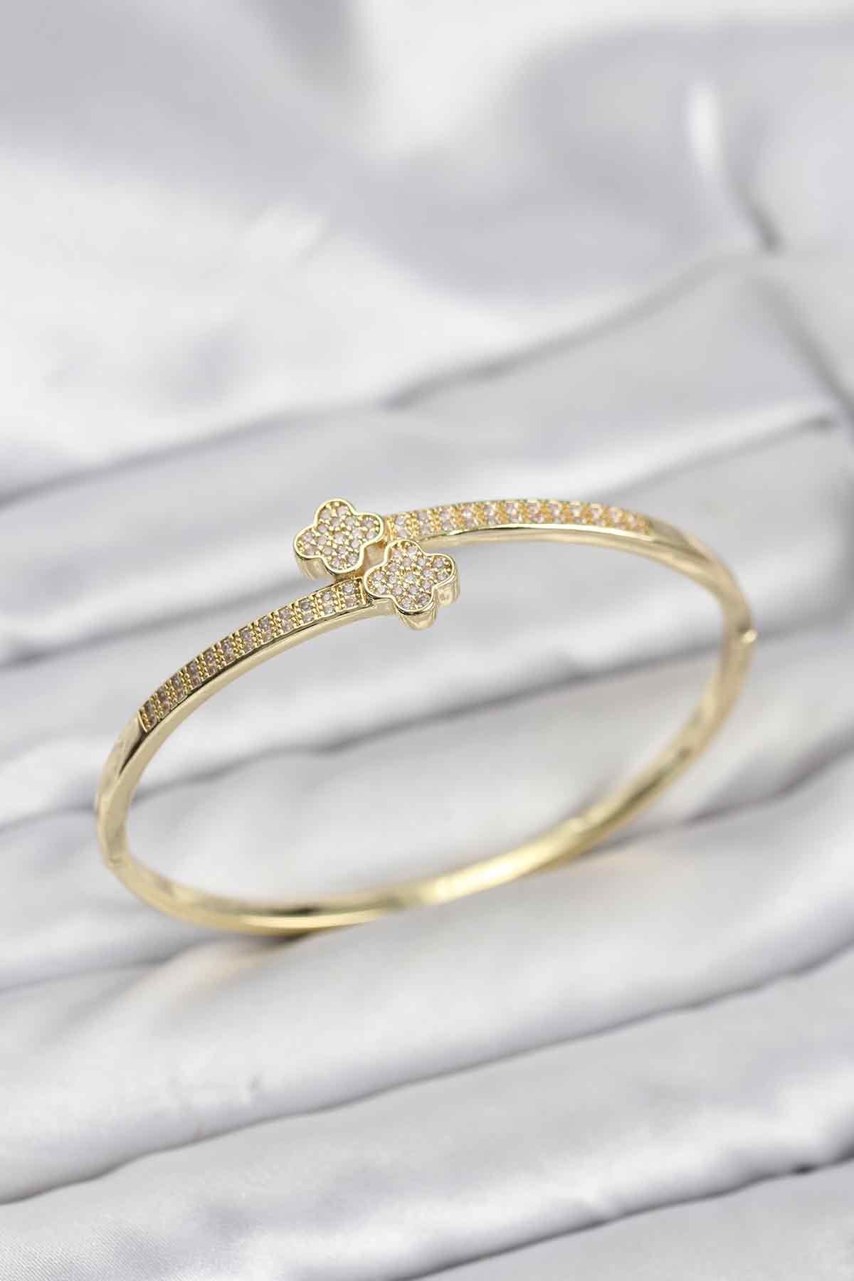 Pirinç Gold Renk Zirkon Taşlı Yonca Model Kadın Kelepçe Bileklik