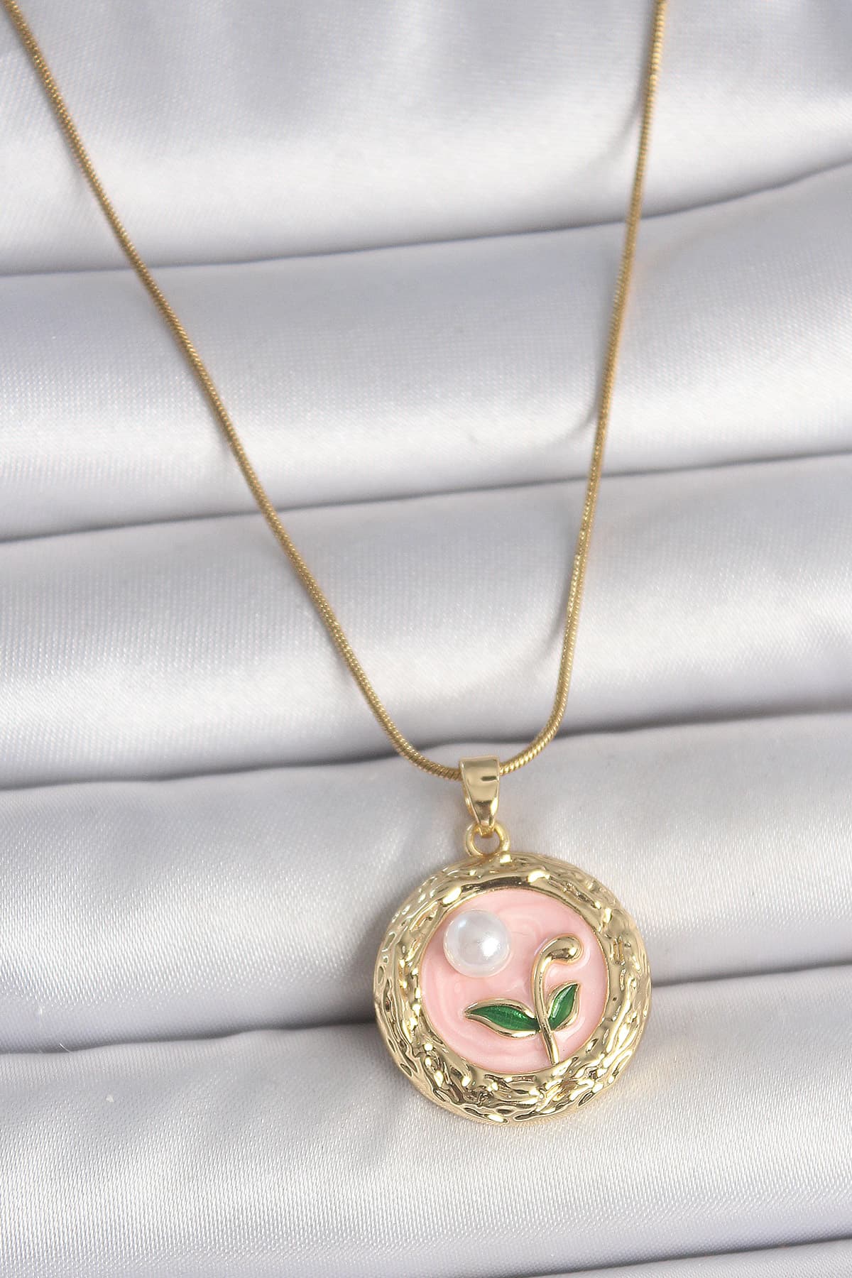 316L Çelik Gold Renk Zincir Pembe Çiçek İşlemeli inci Detay Portre Model Kadın Kolye