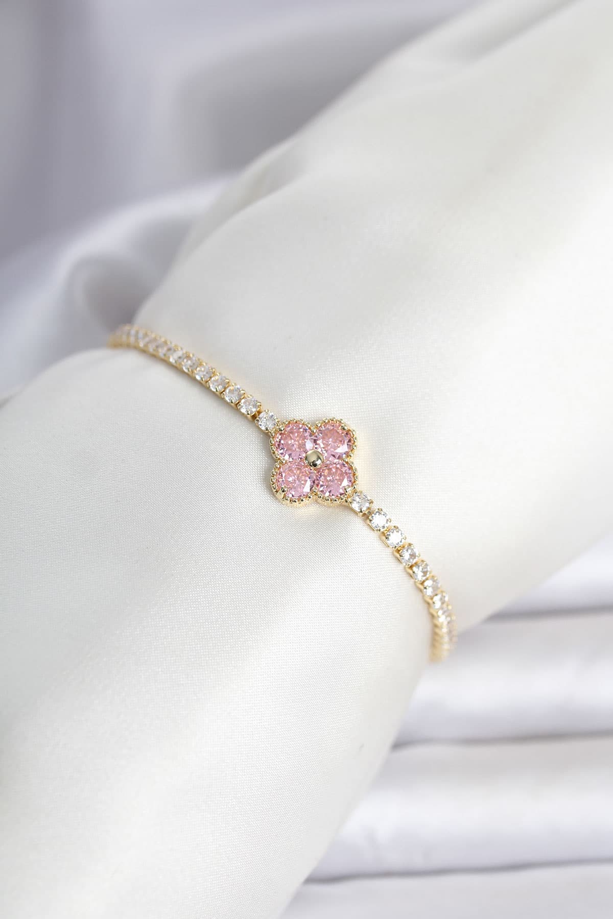 Pirinç Gold Renk Pembe Zirkon Taşlı Yonca Model Su Yolu Kadın Bileklik