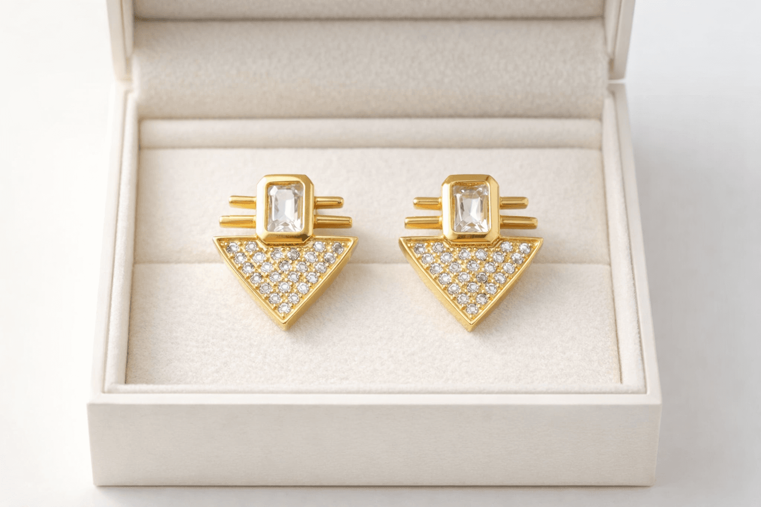 Serenay Küpe MODEL 7 – Geometrik Zirkon Taşlı Gold Renk Çelik Küpe, Kararma Yapmaz & Alerji Dostu