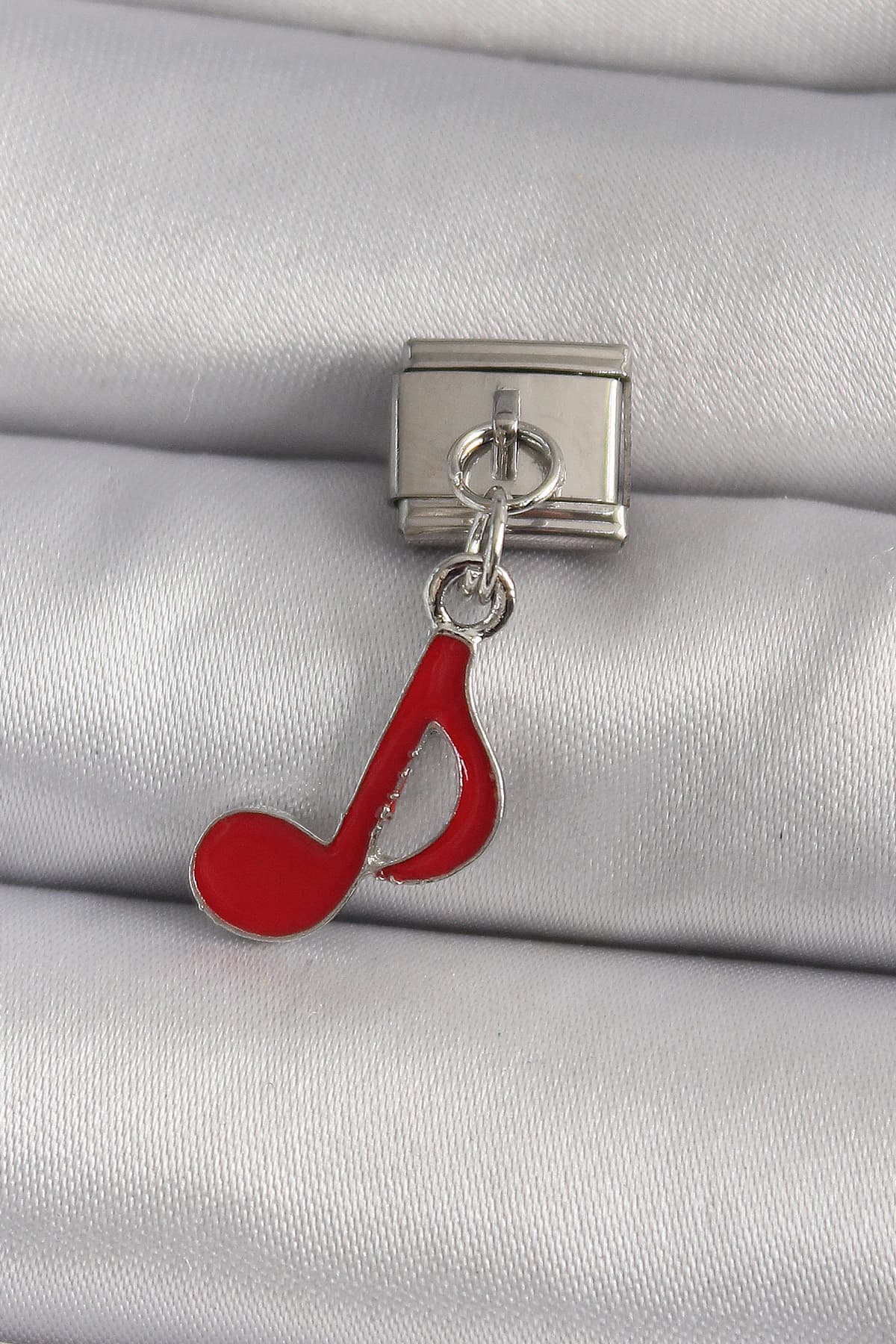 316L Çelik Gümüş Renk Kırmızı Nota Model Charm