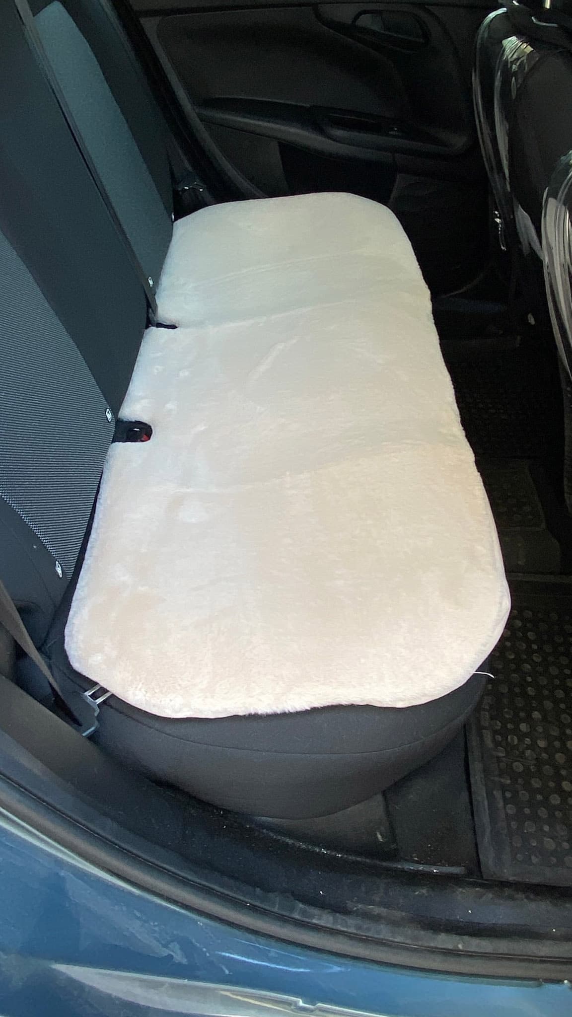 Yumuşak Tüylü Peluş Serme Oto Koltuk Koruyucu Minder Arka Bej