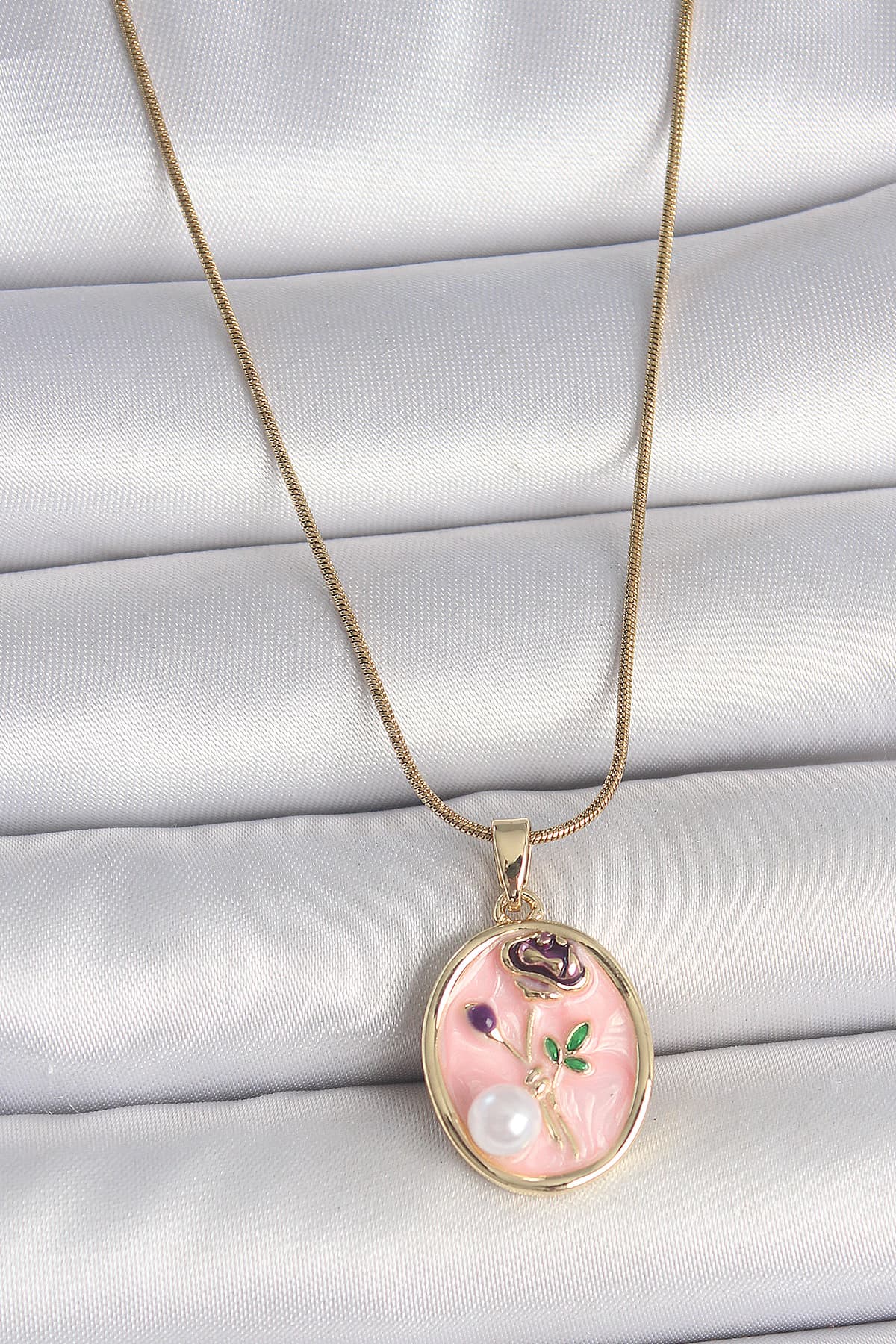 316L Çelik Gold Renk Zincir Pembe Çiçek İşlemeli İnci Detay Portre Model Kadın Kolye