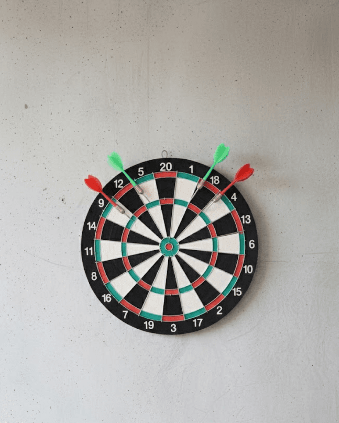 17 İnç Profesyonel Dart Tahtası Dayanıklı Yapı ve 4 Metal Dart Oku