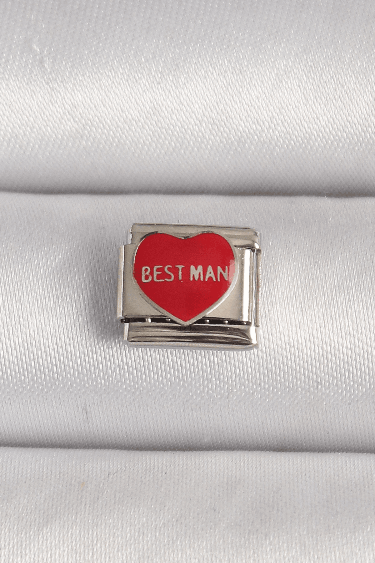 316L Çelik Gümüş Renk 'Best Man' Yazılı Kırmızı Kalp İşlemeli Nomination Charm