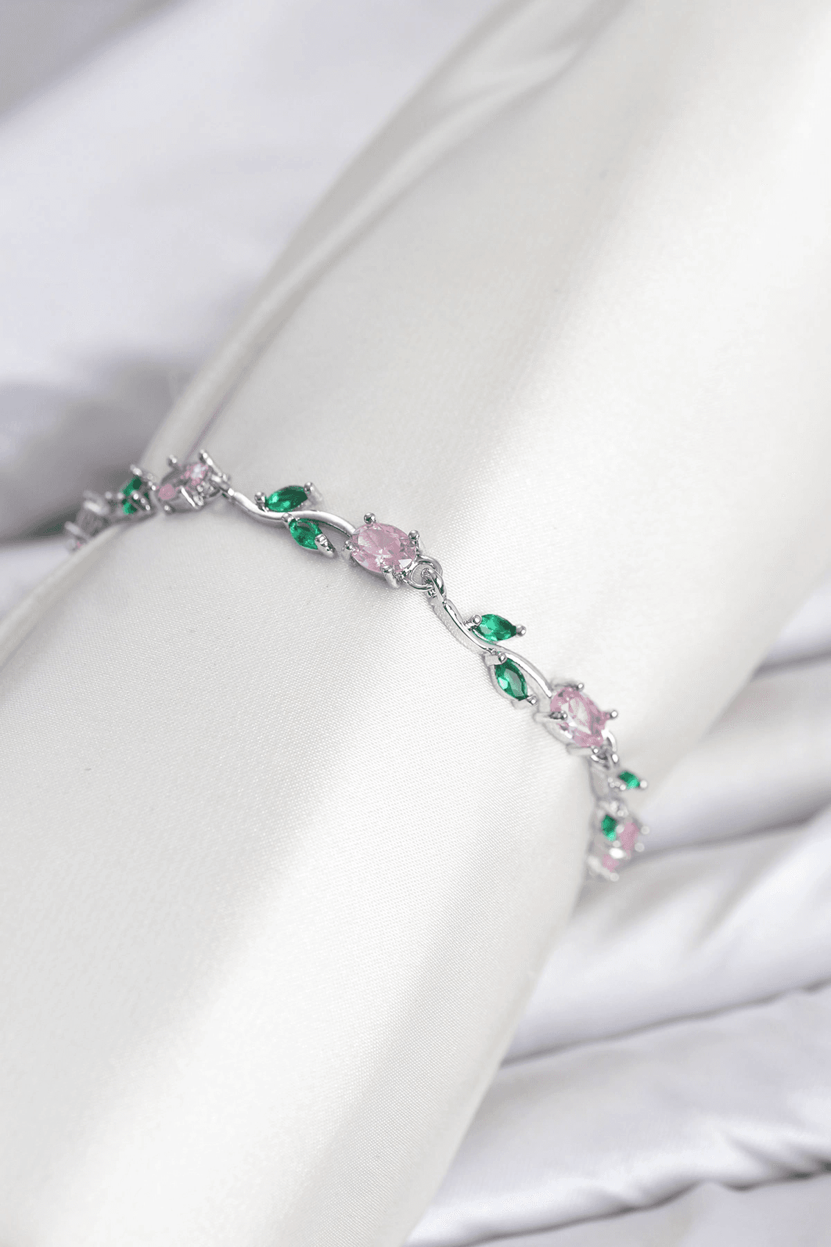 Pirinç Gümüş Renk Pembe Zirkon Taşlı Çiçek Model Kadın Bileklik